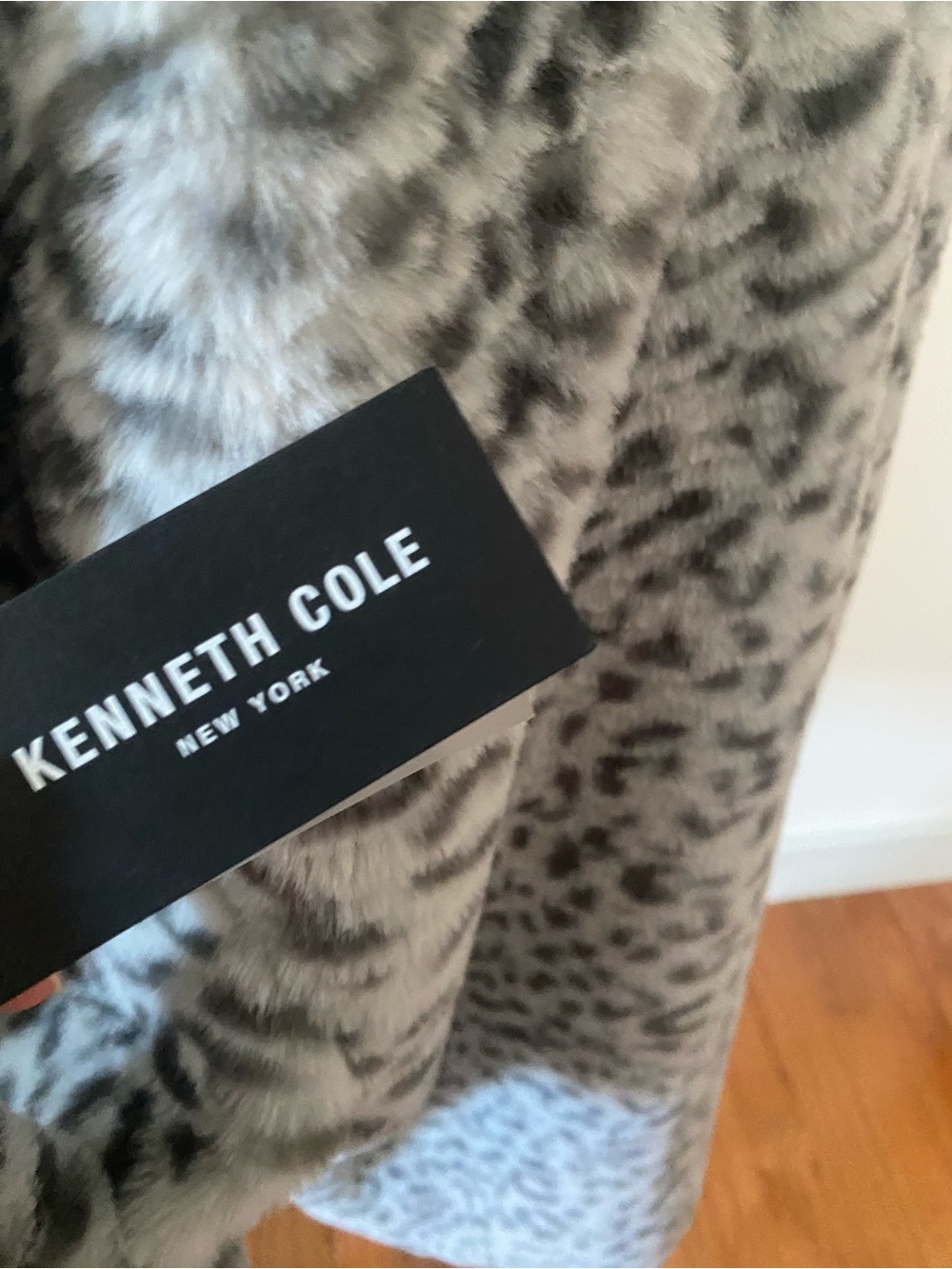 Kenneth Cole NWT Snow Leopard Faux Fur Coat Gray XL - Picture 8 of 16